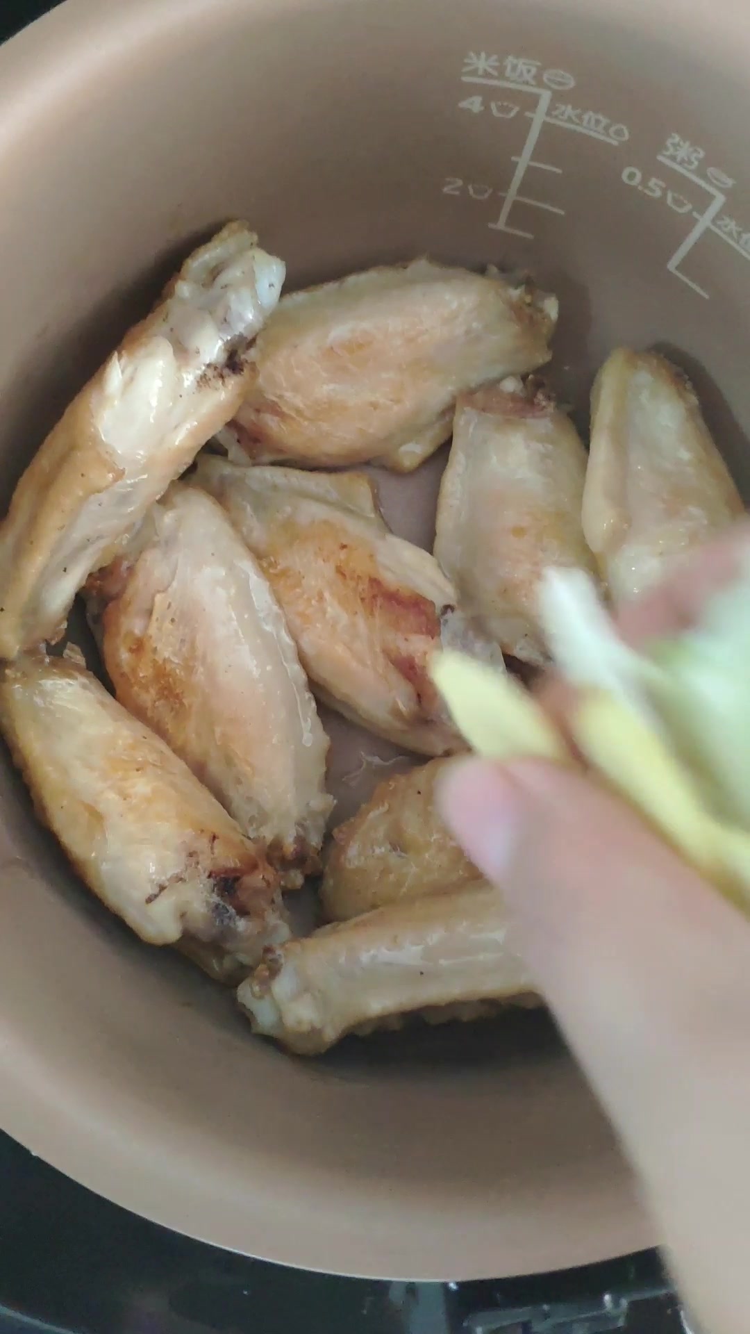 电饭煲美食:可乐鸡翅的懒人做法,美味下饭,健康营养