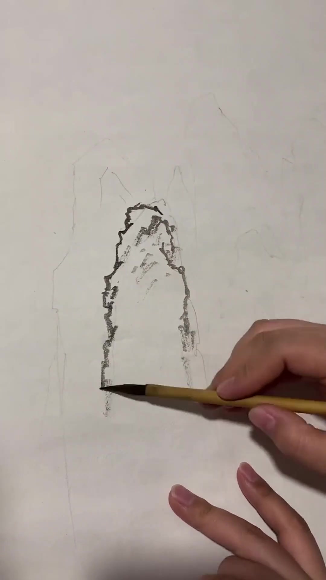 国画:画山石需注意勾皴的浓淡虚实和行笔中的用笔