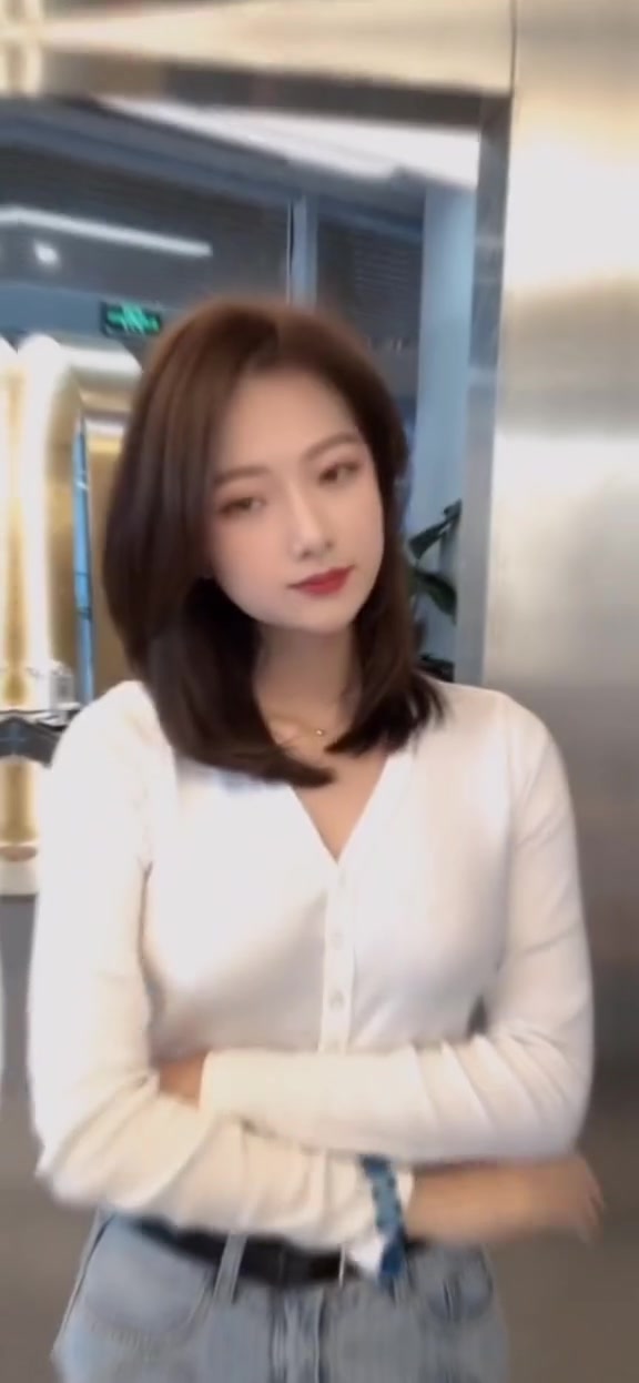 这是一款适合方脸、下巴短女生的发型,剪完秒变气质女神!