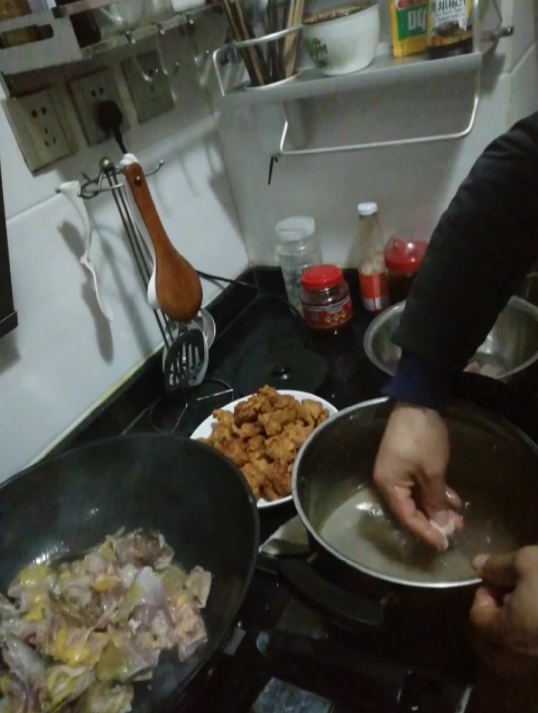 正宗农村土鸡砂锅煲鸡汤