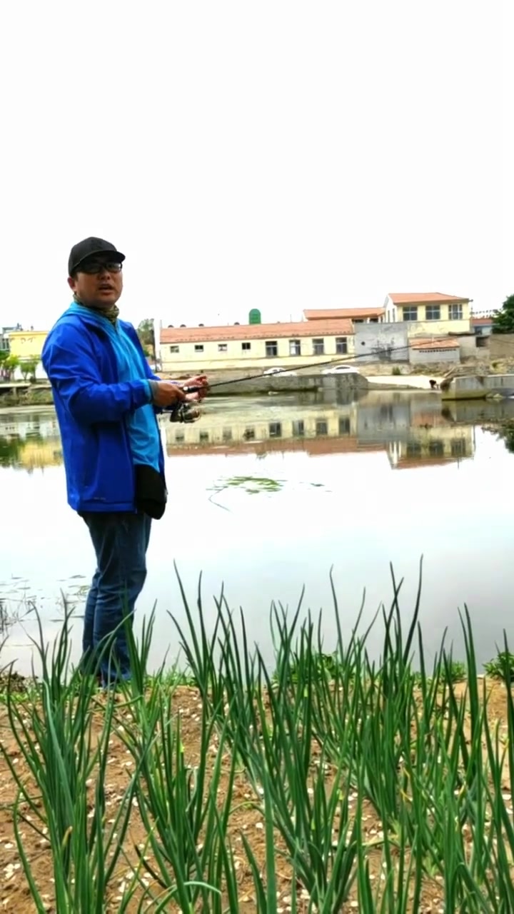 路亚钓鱼四周有障碍物时,如何有效抛竿?