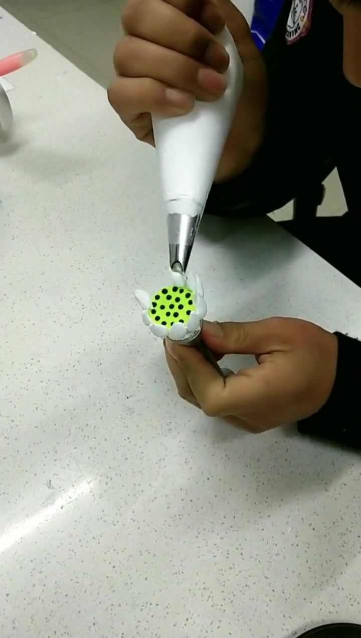 莲出淤泥而不染,你会做栩栩如生的荷花吗?专业老师傅示范给你看