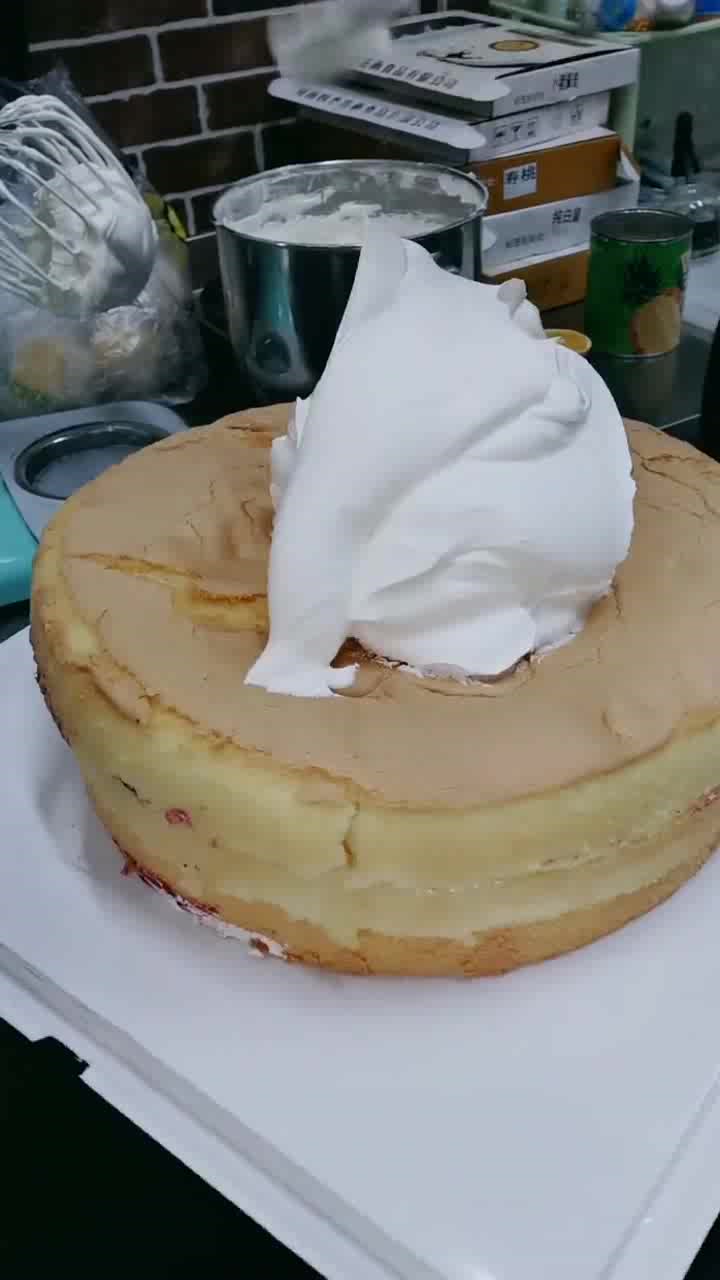 白奶油水果蛋糕,师傅挤奶油时,我很迷,搞半天原来是做泡泡浴缸