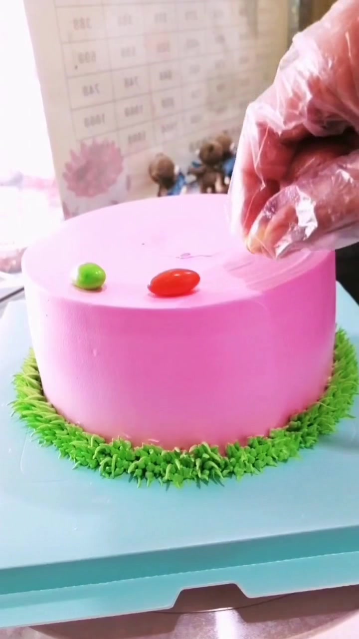 可爱粉甜蜜糖豆迷糊娃娃好可爱呀,这是做给双胞胎的生日蛋糕吗?