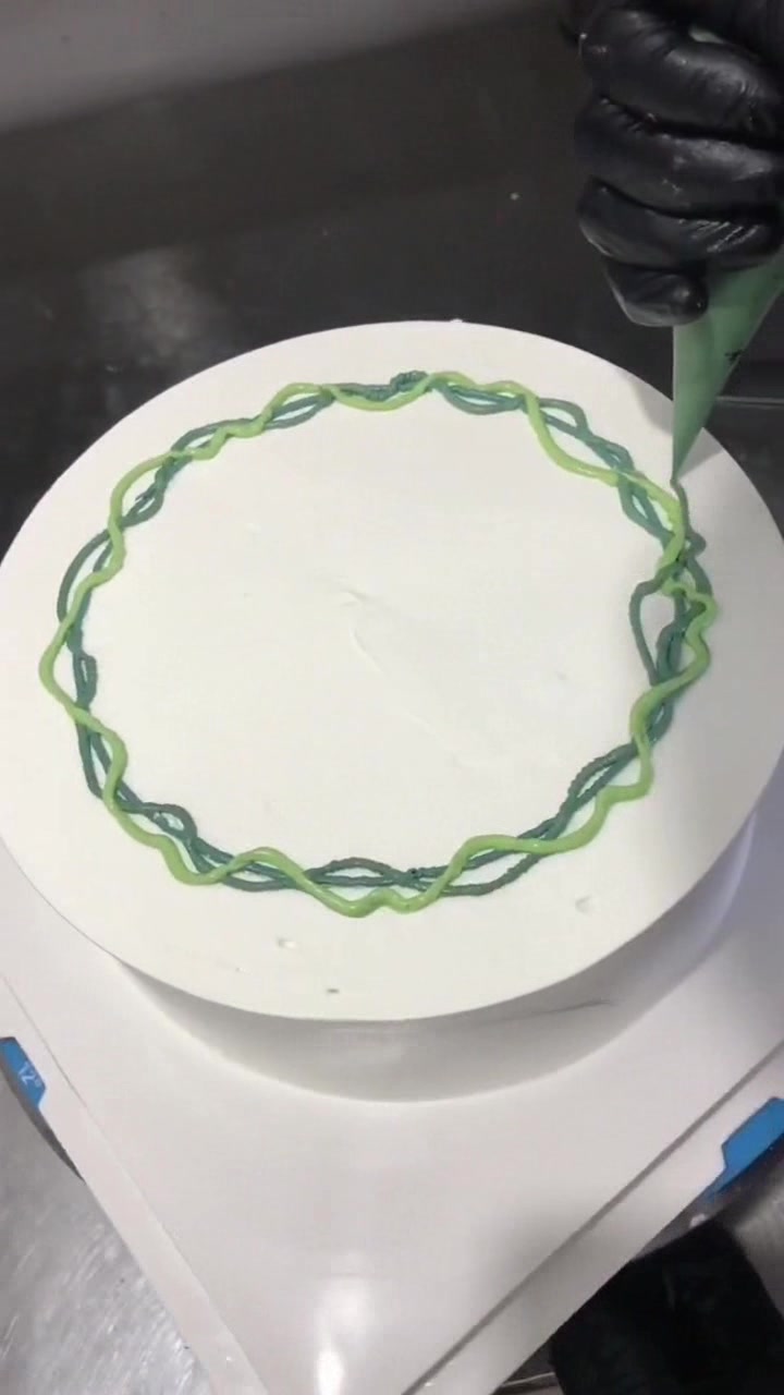 当大师用油画手法做蛋糕是种什么体验?清新简约绿叶花环奶油蛋糕
