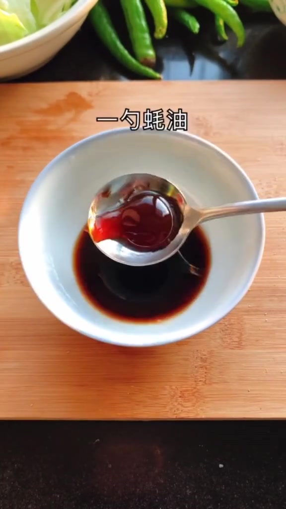 大厨教你干锅手撕包菜的家常做法,简单易学还美味