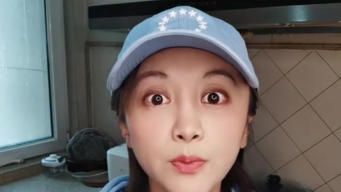 叶柳莺说:书中自有黄金屋,书!能变出所有。 大家好,今天给大家变个魔术。 #电视剧冰糖炖雪