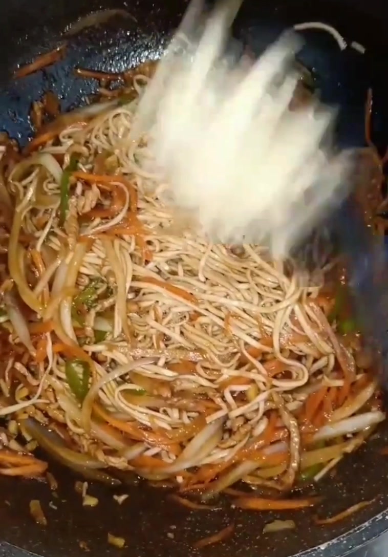 鱼香肉丝炒面,就是比较香一点