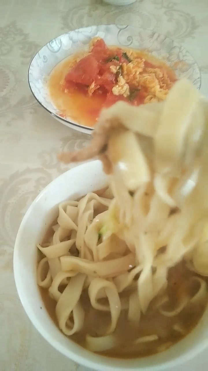 午饭自己做了手擀面,炒的肉丝卤子和西红柿炒鸡蛋,儿子说很好吃