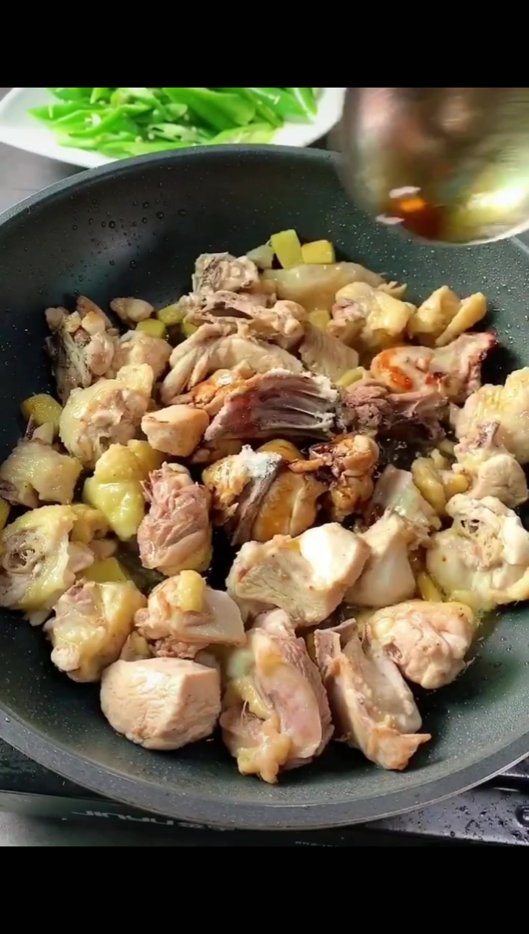青椒炒鸡肉,超级下饭的做法,一上桌就抢光