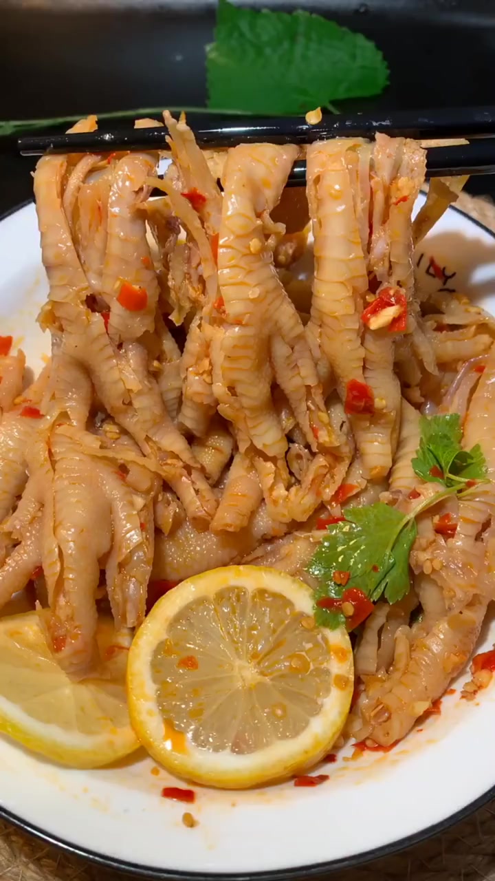 酸爽可口的无骨鸡爪,一口一个直接吞,不用吐骨头吃起来更方便