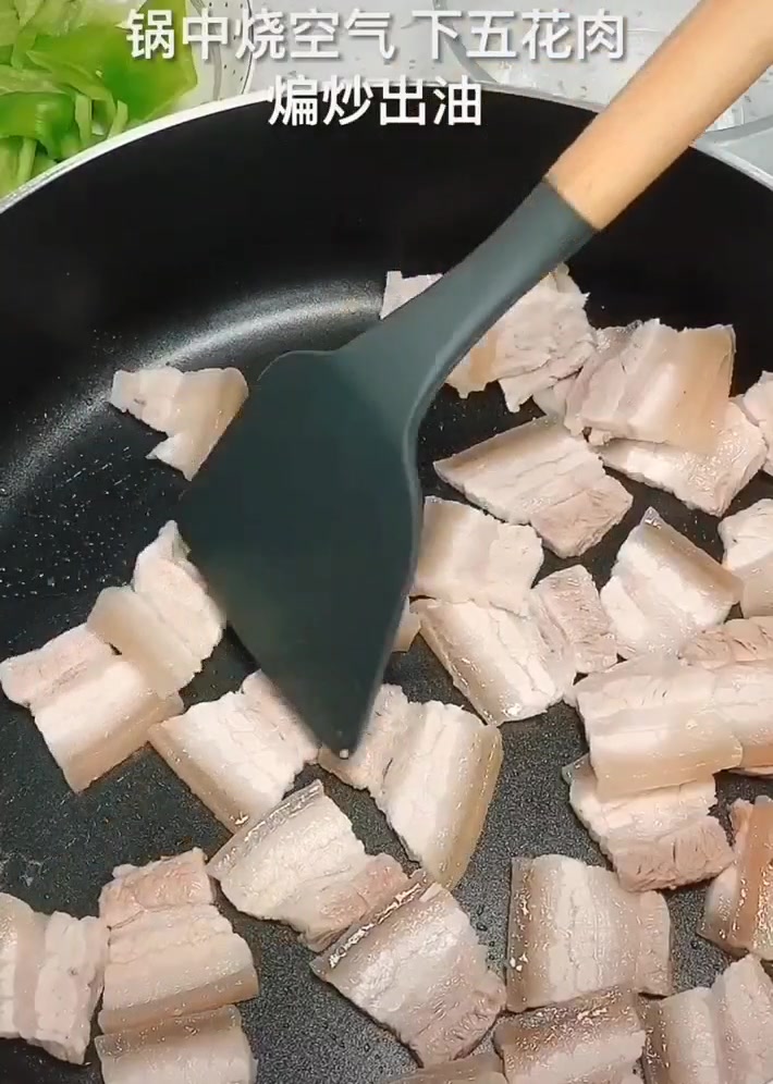 家常菜,尖椒回锅肉的做法
