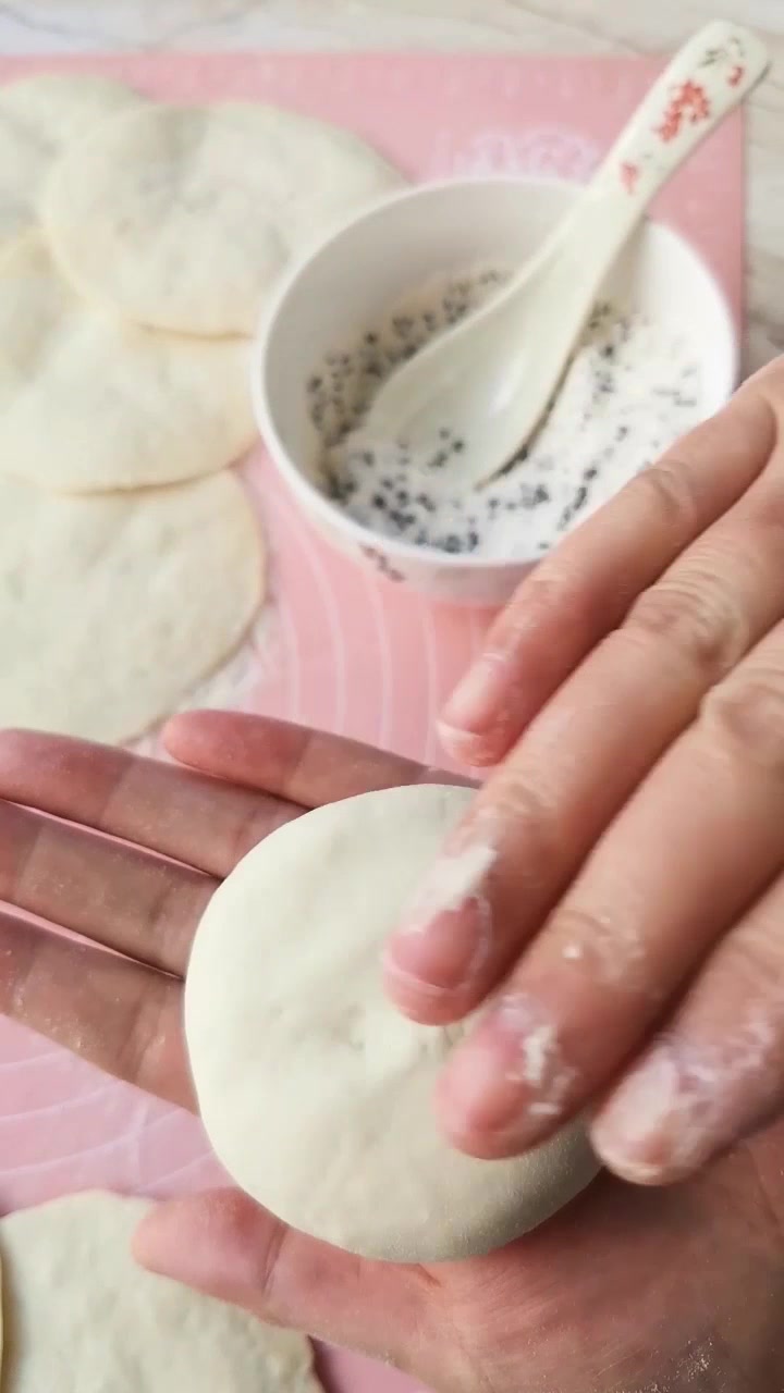 发面糖饼的做法,松软香甜,比烧饼好吃百倍