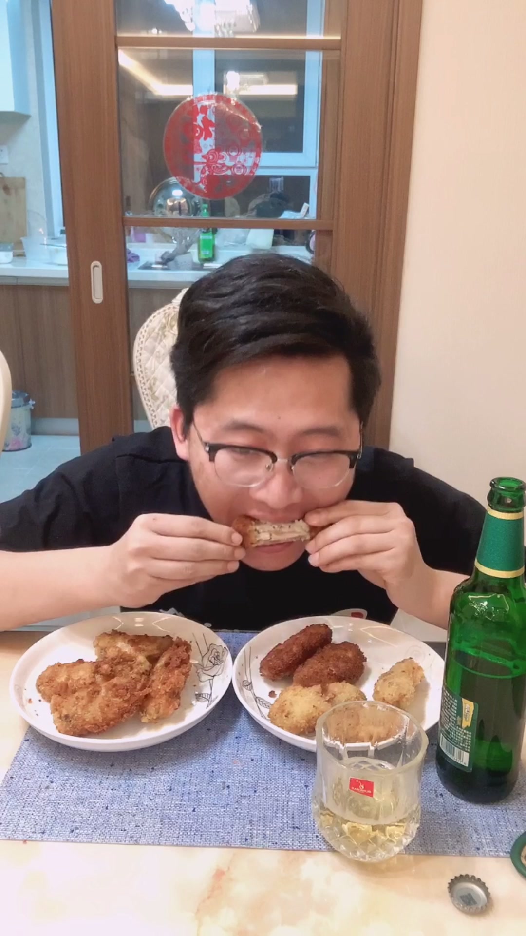 自己做的炸鸡,配上啤酒,超级美味