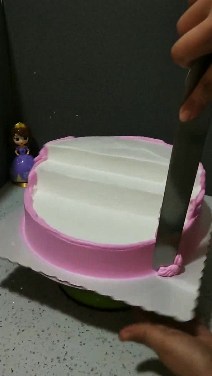 蛋糕师是如何炼成的?体会过只能感叹不易,永远都在苦练裱花技术