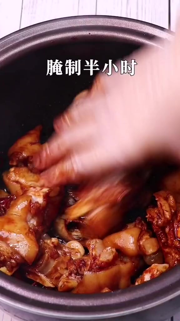 让人难以抗拒的啤酒炖猪蹄,一口就爱上!