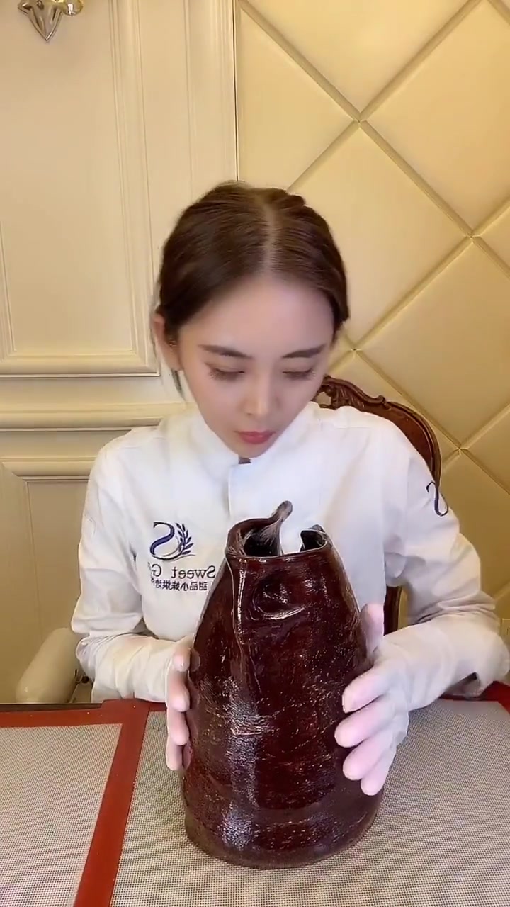 店里新来的美女蛋糕师,才两天蛋糕就做成这样,真是万万没想到!