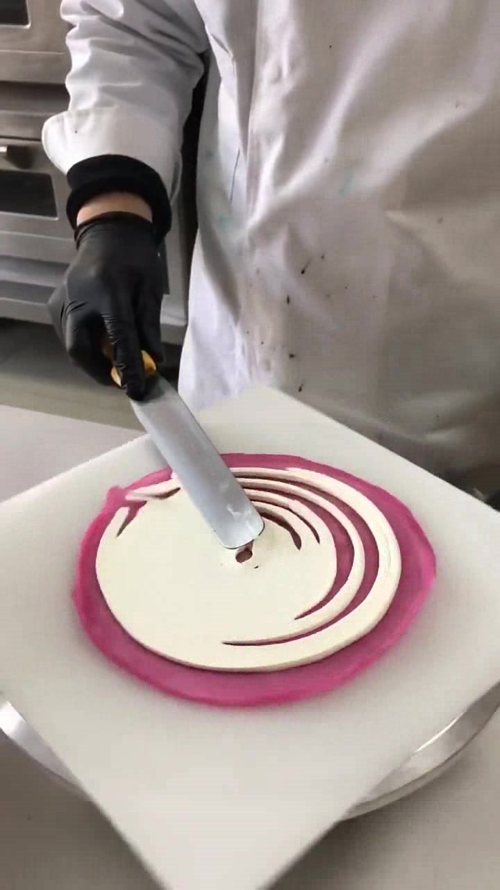 千层火龙果,这满满的奶油,丰富的果肉,一刀下去光看质感就好吃