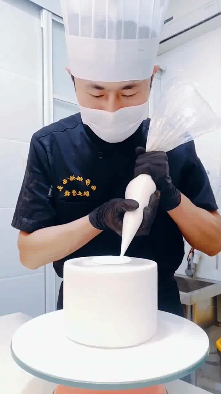 蛋糕师都是艺术家,这点毋庸置疑!秀气清新的小仙女生日蛋糕裱花