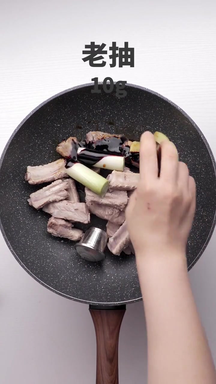 美味的年糕可乐排骨,糯糯的年糕搭配排骨,入味又好吃