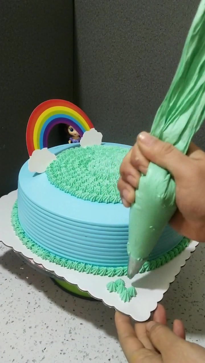 小宝宝们喜欢的生日蛋糕,吃完蛋糕还能玩玩具,换我我也想要这个