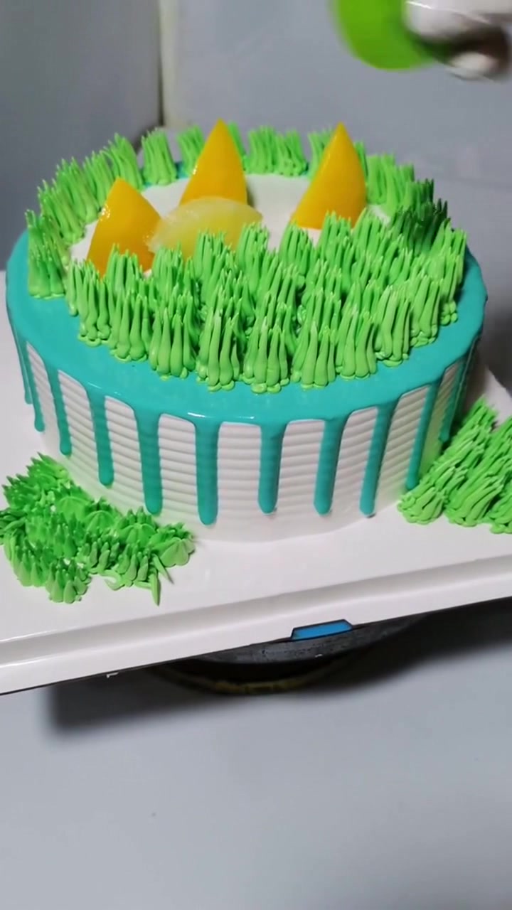 适合春天吃的生日蛋糕,清新自然风扑面而来,成品卡通十分可爱!