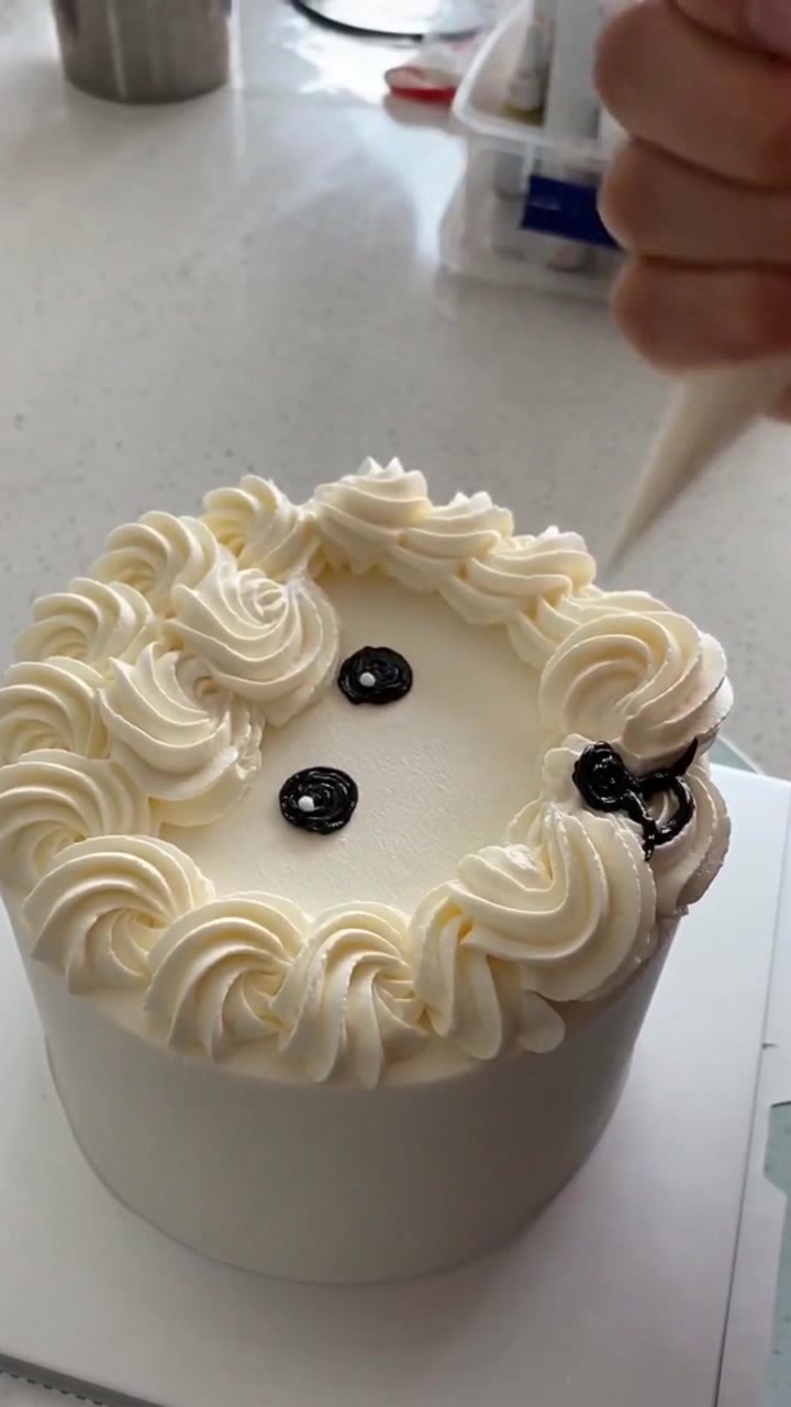 可爱狗狗白色奶油蛋糕,裱花师细节做得太到位了,这狗看着好眼熟