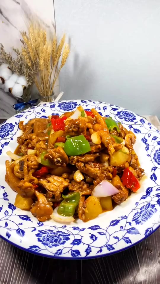 新疆大盘鸡做法。不用炒辣也很好吃。这样做孩子也可以吃咯。全民小视频