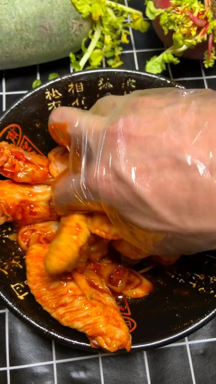 家庭版的奥尔良炸鸡翅做好了,我家一周做3次,那还不够吃呢!