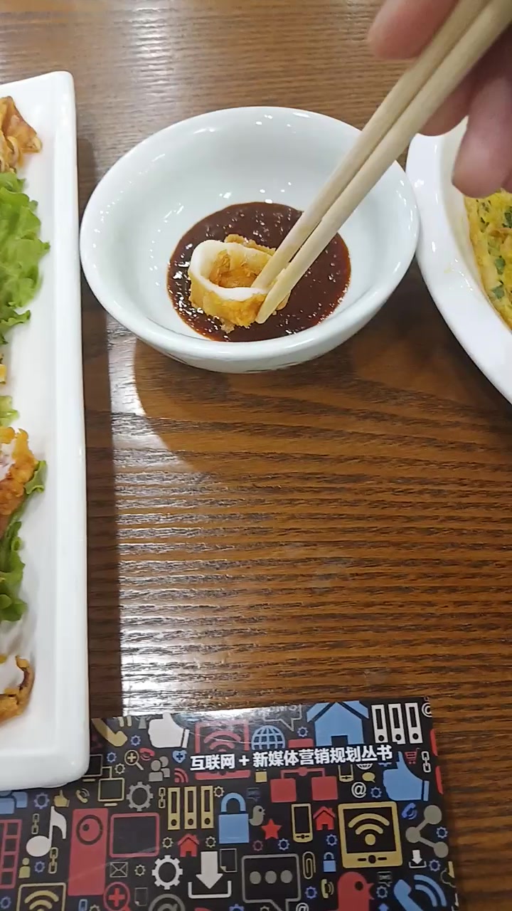 我今天的晚饭吃两条港式炸鱿鱼圈和韭菜煎蛋米饭!