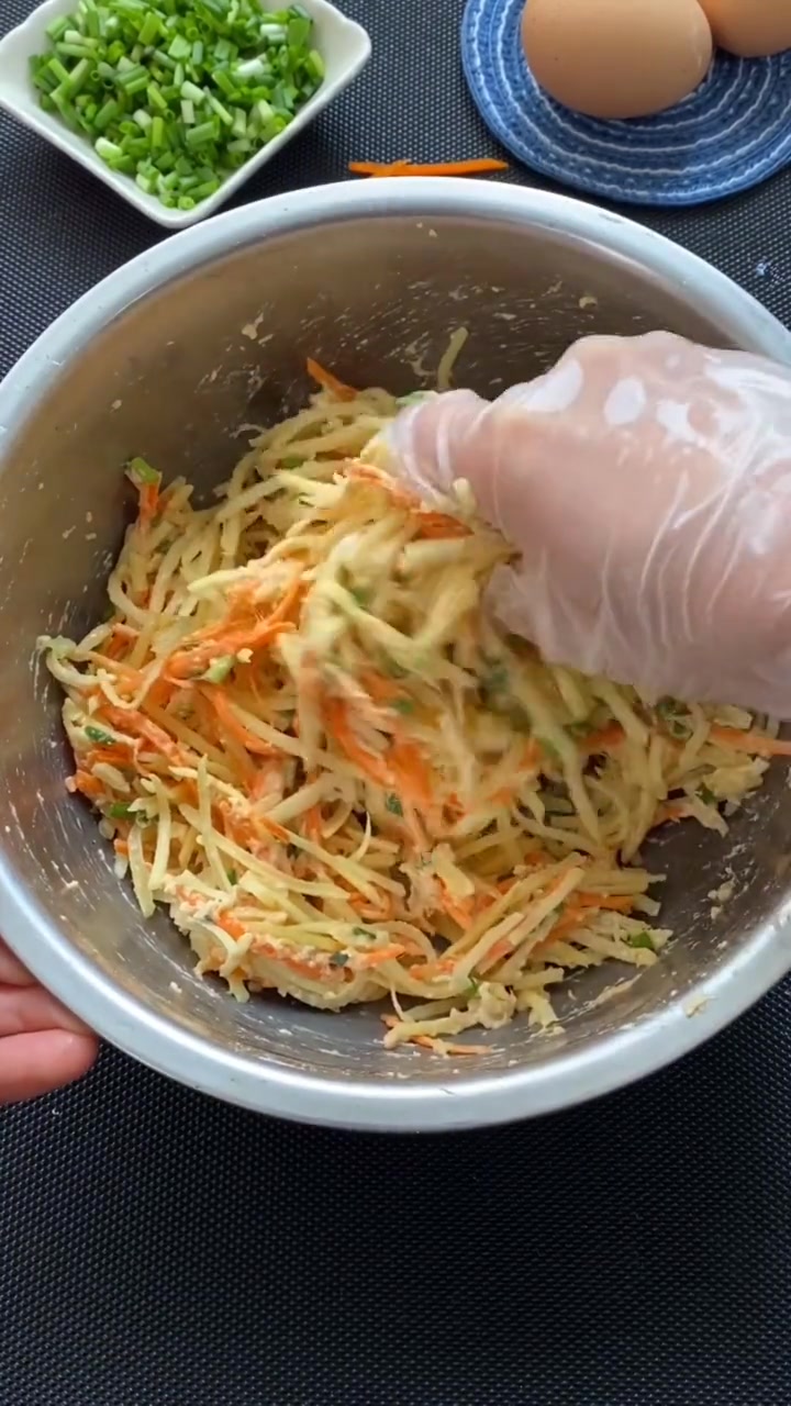 早餐不知道吃什么,试试这款土豆鸡蛋饼,5分钟搞定