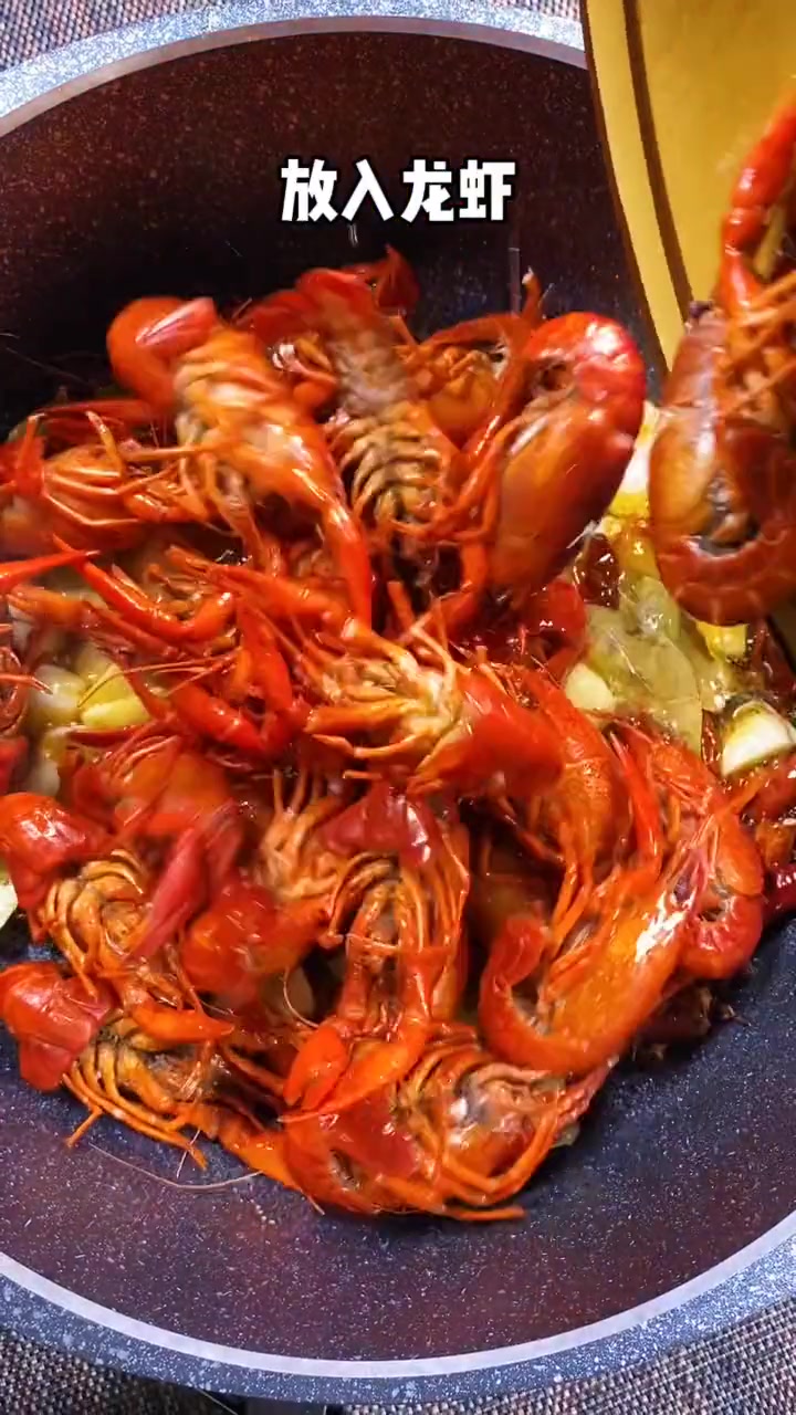 麻辣小龙虾这样做,看着诱人!