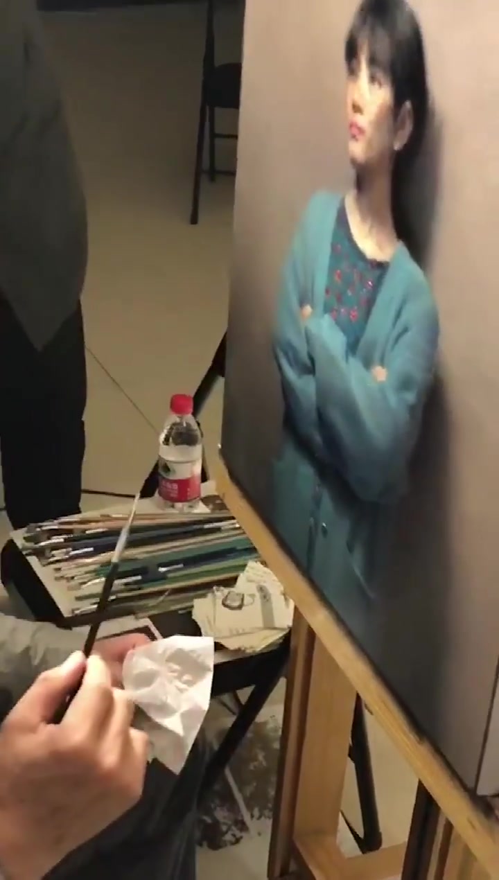 写实油画第一人冷军新作品,看看眼镜的厚度就知道为啥值六千万了