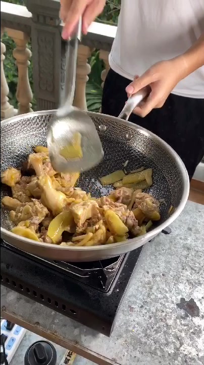 农村小伙用野菜做了一道没人吃过的美食。来看看你吃过吗?