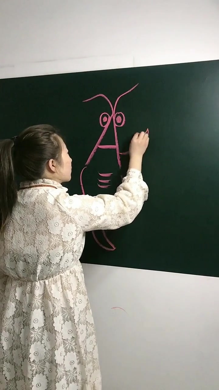 幼师用“A”画龙虾,我上了六年美术大学,第一次见这种操作