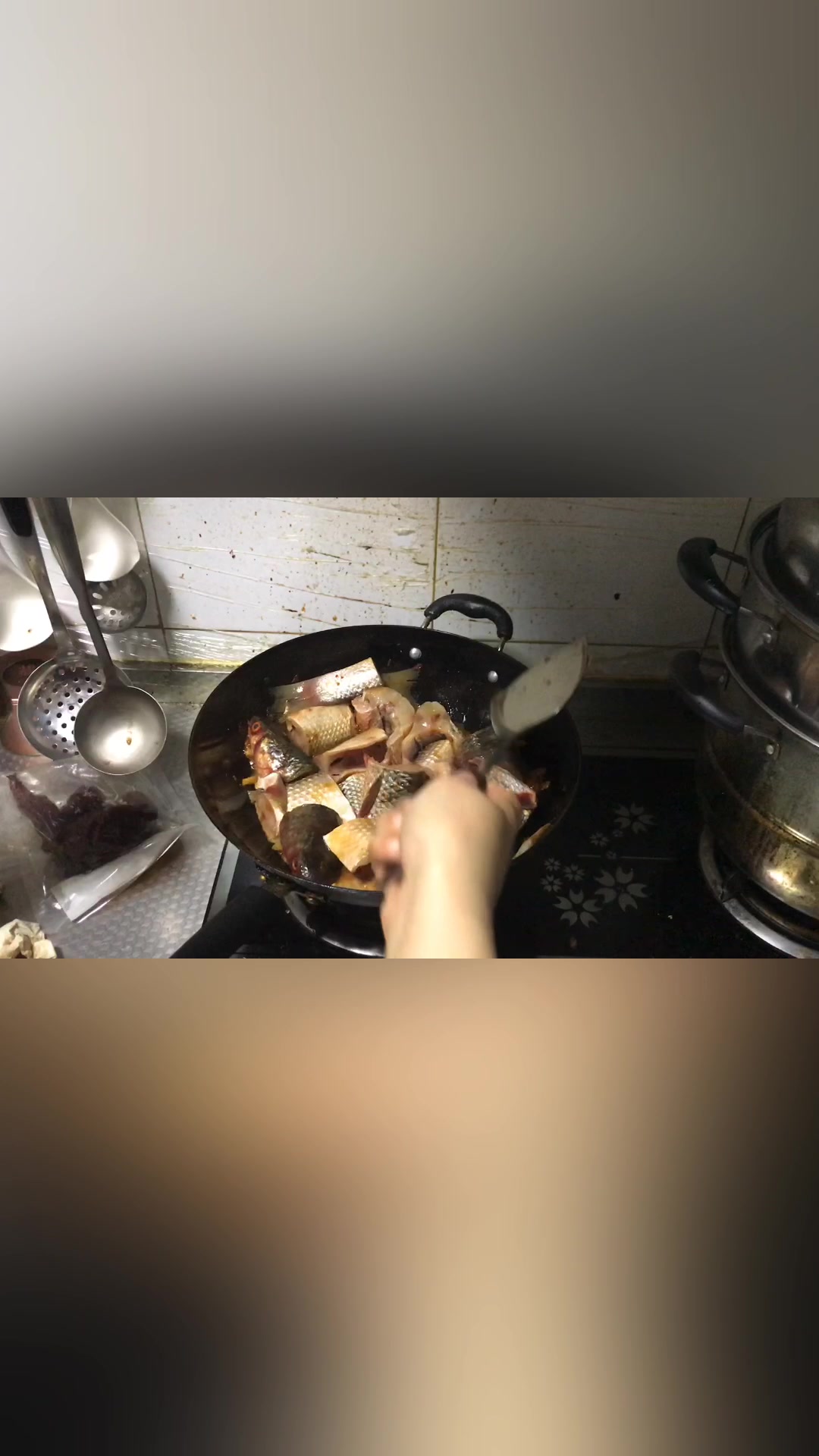 新鲜的梭鱼和土豆、香菇炖一锅,鱼肉鲜甜滑嫩,没有小刺,太好吃