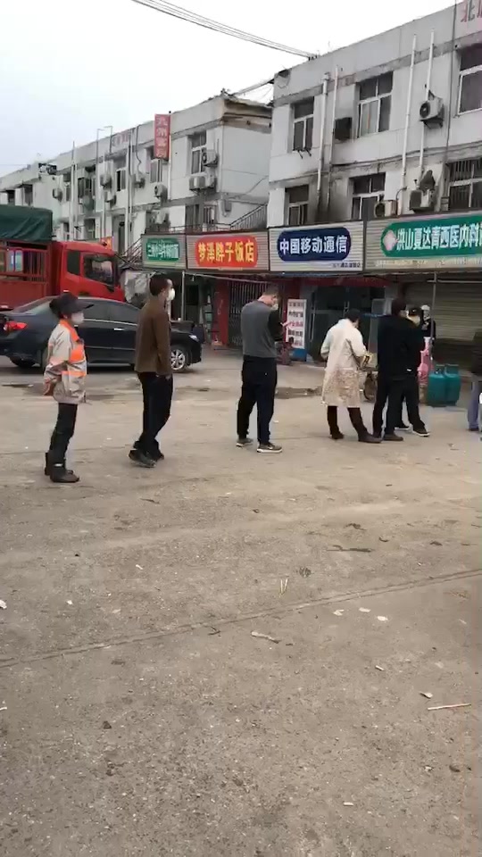 为了吃碗热干面,排这长的队