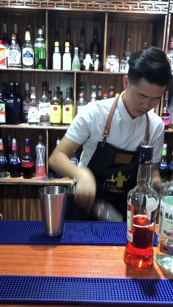 用黄瓜调制的一杯鸡尾酒,还要用辣椒来点缀,这是什么操作?