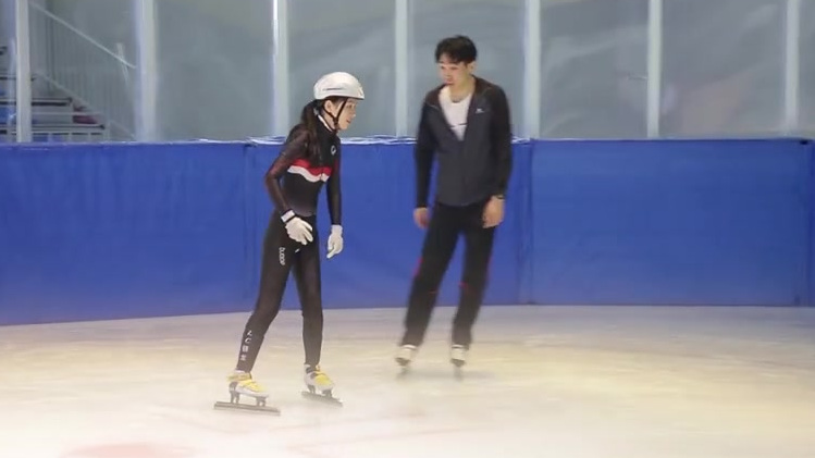 #电视剧冰糖炖雪梨# 花絮放送:人前霸气潇洒的短道速滑选手“棠主”背后,是一次次的跌倒、站