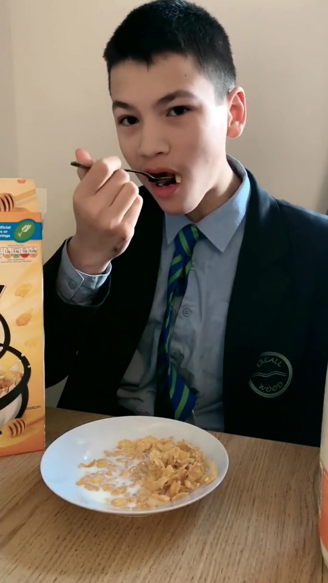 见识一下英国学生的早餐,眼前这一幕,真比不了中国的丰盛!