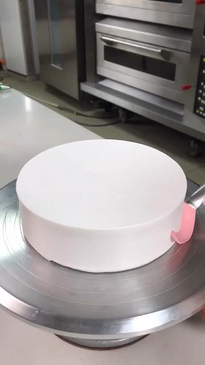 用1种颜色的奶油,也可以做出很美的裱花,具体方法可参考本视频