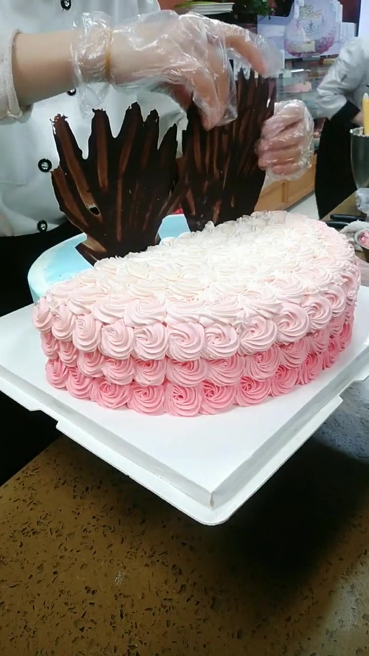 一个圆形蛋糕,用几种不同元素,分两半裱花,会出什么神奇效果?