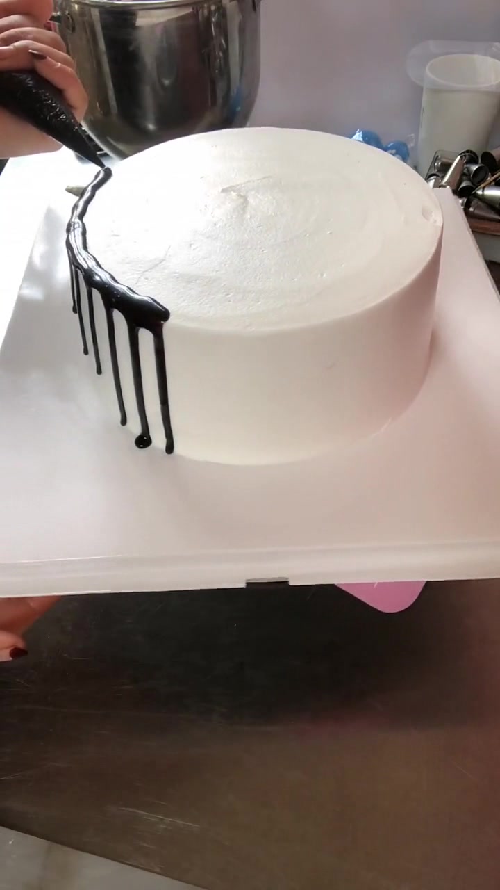 没做过蛋糕的人,总觉得裱花师抹奶油时加速了,其实这是真实速度