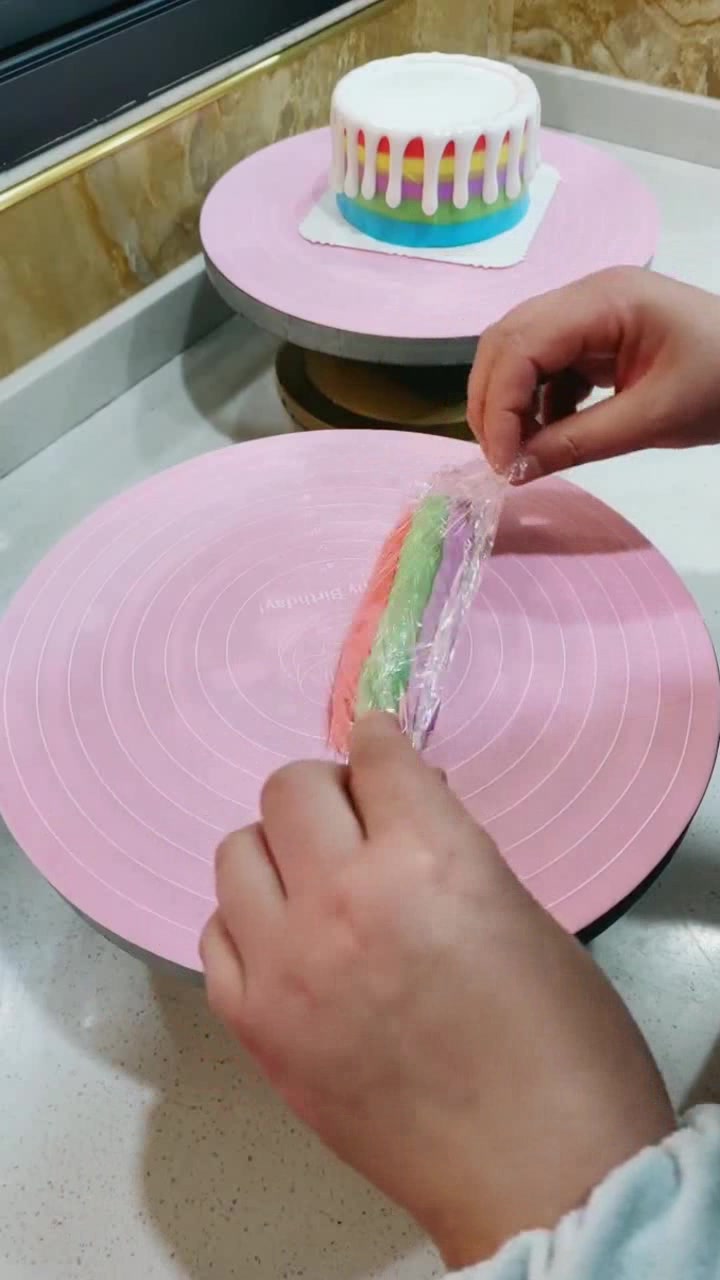 把这么小的蛋糕,做出这么复杂精致的花纹,也是要技术含量的啊!