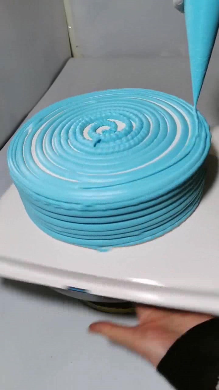 彩虹蛋糕裱花实在太简单了,师傅借我一双手,我轻轻松松做出来!