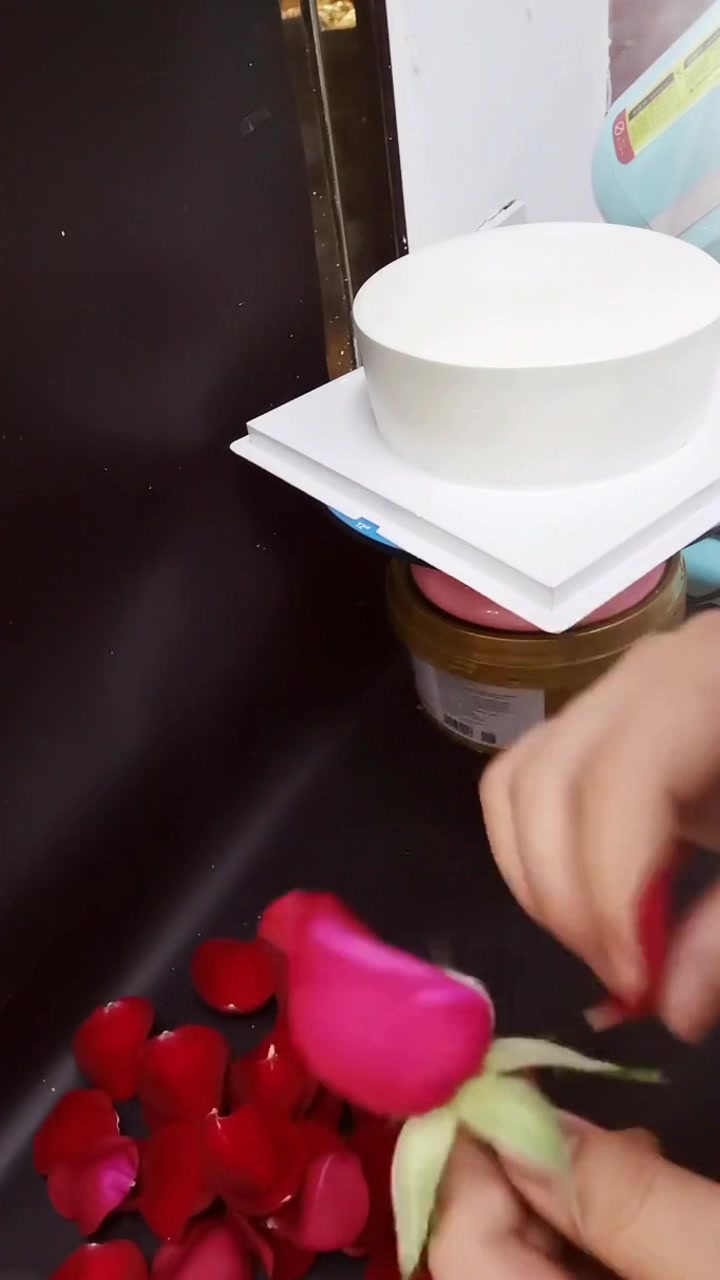 红玫瑰银王冠蛋糕裱花,专属女王的生日蛋糕,感觉霸气又风情万种