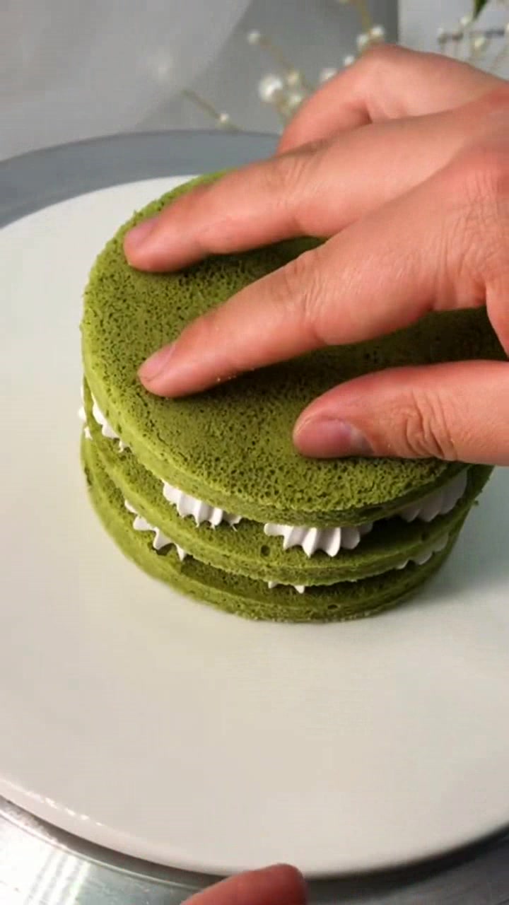 清新怡人抹茶绿,贝壳白奶油多层,看见这个蛋糕,肚子饿得咕咕叫