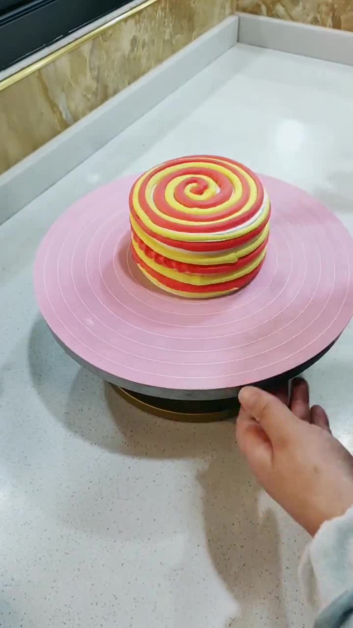 蛋糕精致花纹怎么弄?师傅:奶油抹抹,牙签划划,这不就出来了么