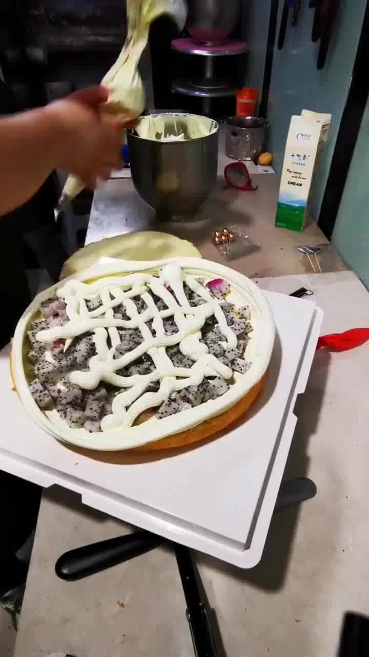 这蛋糕坯歪了,但师傅做得很别致,成品是夹心双层蛋糕,很漂亮呢