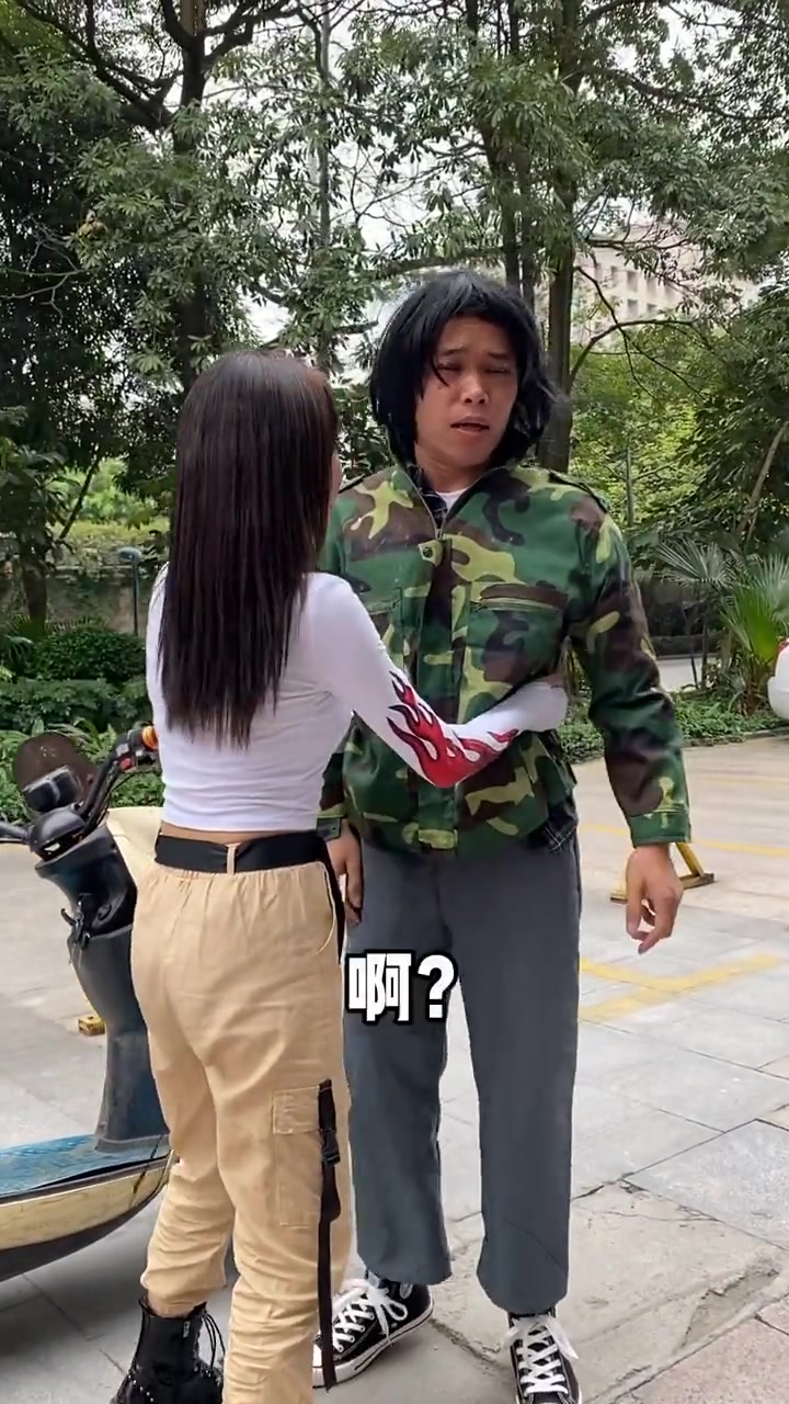 广西老表搞笑段子:好好的大白菜竟然被猪拱了